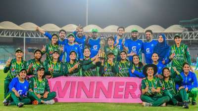 pakistanwomencompletetheirfirsteverwhitewashagainstsouthafricabeatthem30int20iseries