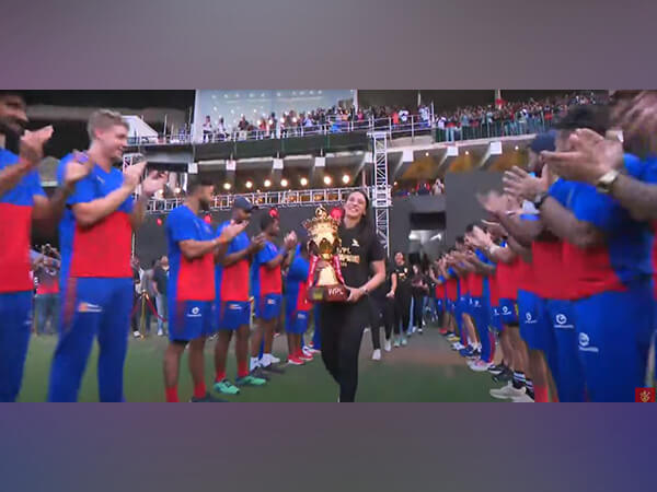 viratkohliandotherrcbplayersgiveguardofhonourtosmritimandhanaswplchampionteam