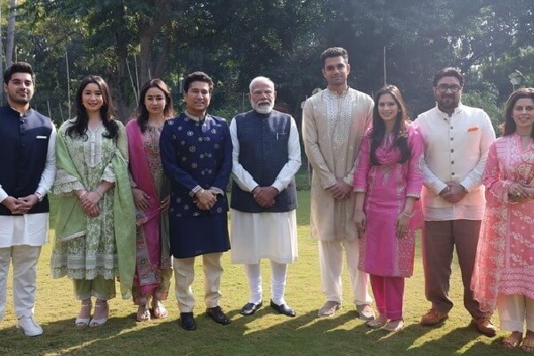 sachin-tendulkar-and-family-meet-pm-modi-invite-him-for-arjun-tendulkars-wedding
