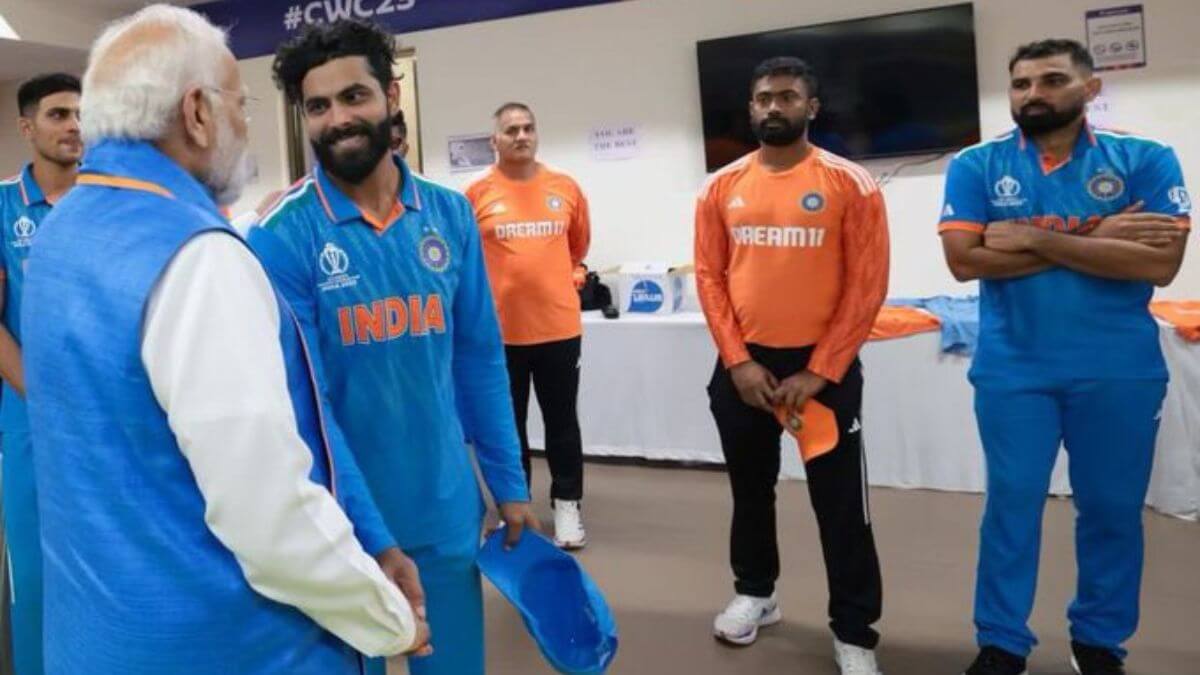 indiancricketersthankpmmodiafterlattersdressingroomvisit