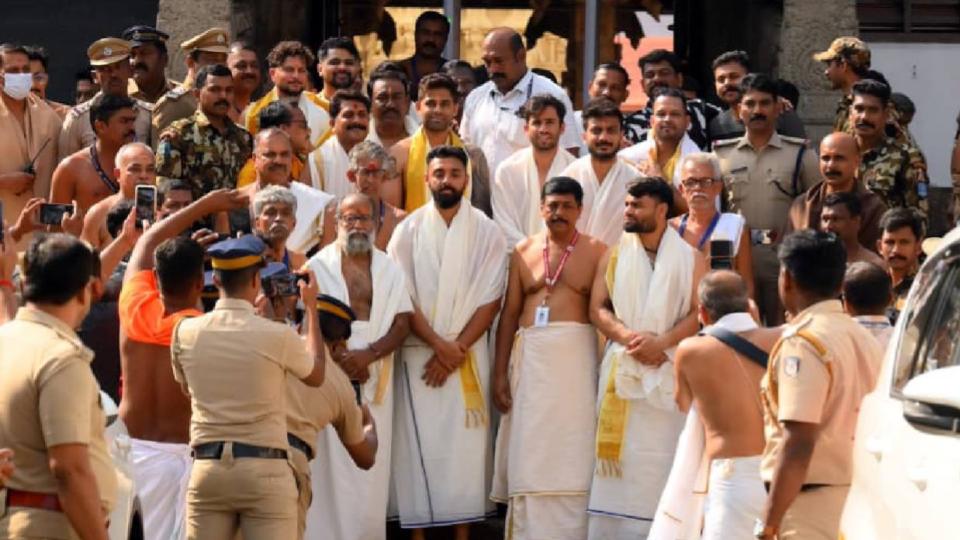 Indian Cricketers Offer Prayers At Padmanabhaswamy Temple