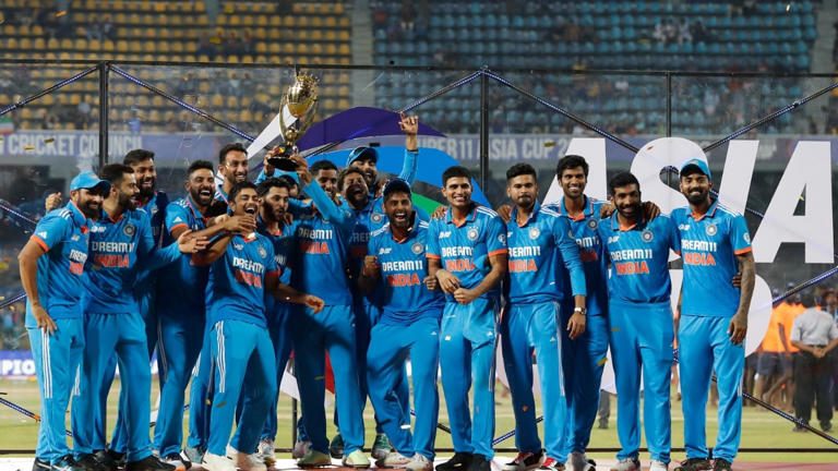 india-celebrate-asia-cup-win-without-trophy-on-stage-in-dubai