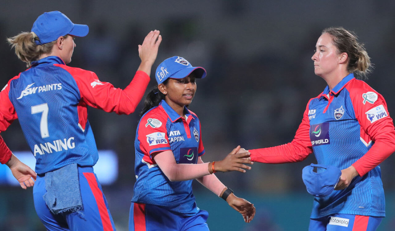 wpl2025:delhicapitalshammeredmumbaiindiansby9wicketstogotopofthetable