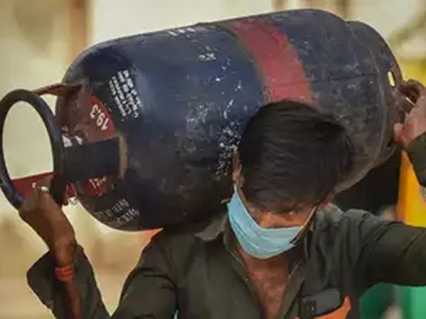 LPG price increased by Rs 102.50, 19-kg cylinder will cost Rs 2355.50