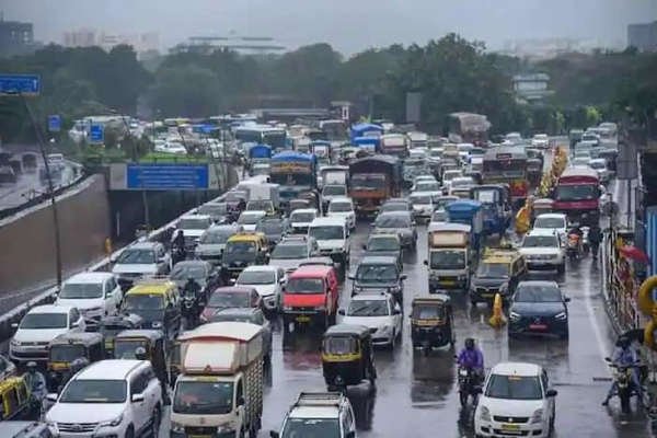 gurugramshocker:womanpulledoutthrashedforhonkinginpublicduringtrafficjam