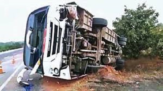 sevenpersonsincluding2childreninjuredinbusaccidentinraigadmaharashtra