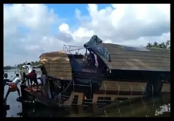 telanganamandrownsashouseboatsinksinalappuzha