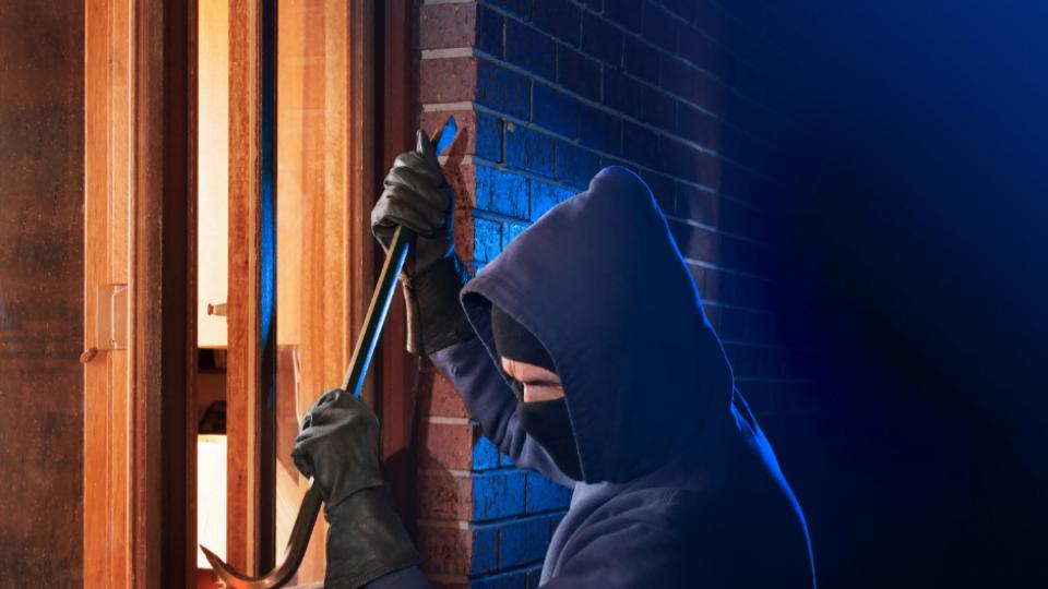 Burglars loots gold and cash worth lakhs from Kismatpur house
