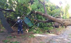 hyderabadreceivesrainfallaccompaniedbystrongwindsonwednesdayevening