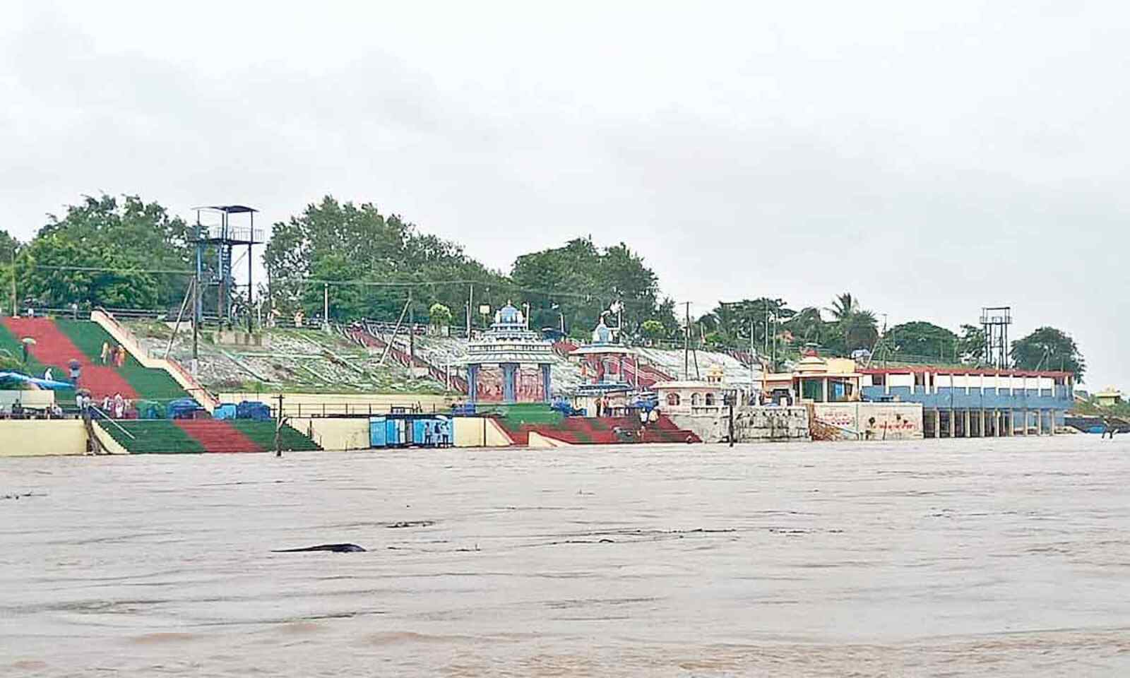 godavarifloodsituationatbhadrachalamremainsgrim