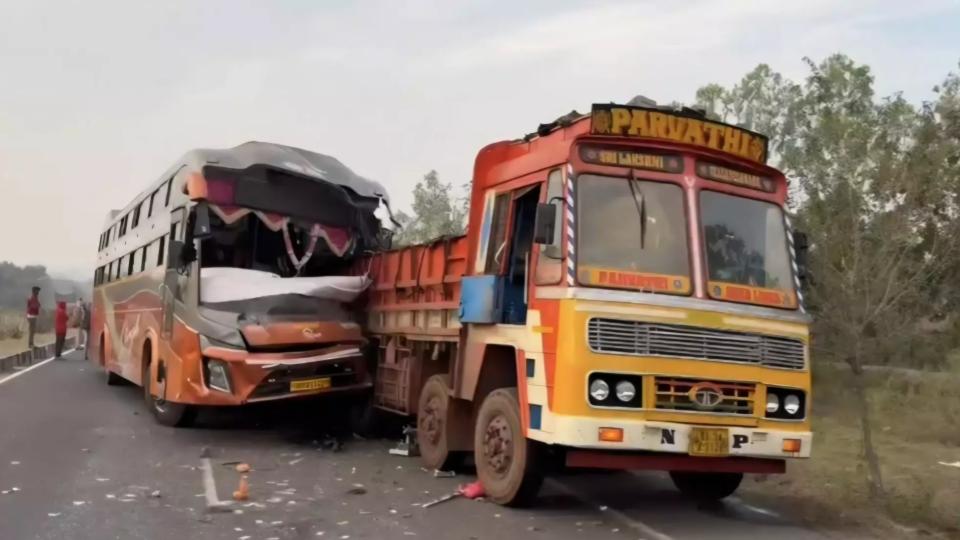 Private bus rams lorry in Adilabad, 2 dead and 3 injured