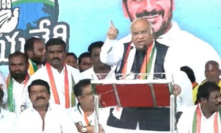 kcrconfinedhimselftohisfarmhouseheranthegovernmentfromhisfarmhouse:mallikarjunkharge