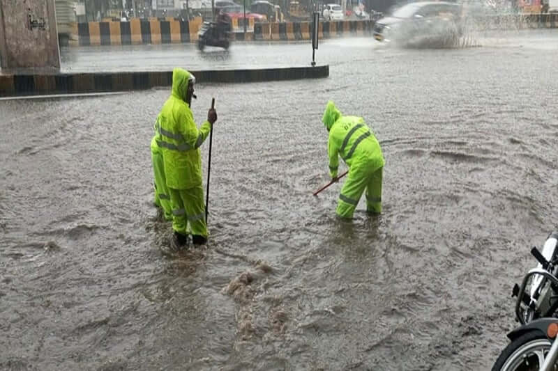 Heavy rains accompanied by thunderstorms lash Hyderabad