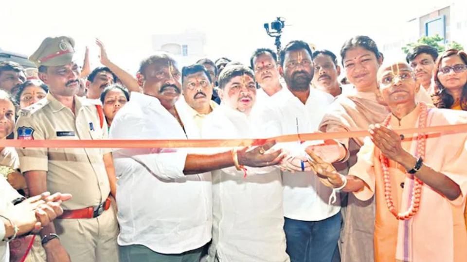 Ponnam Prabhakar inaugurates community kitchen in Karimnagar