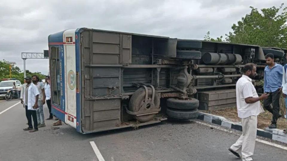 TGSRTC bus overturns near in Wanaparthy, 10 passengers injured