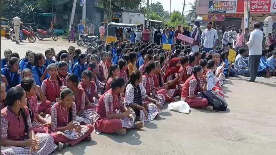 studentsfromtelanganamodelschooltaketostreetsforteachersinasifabad