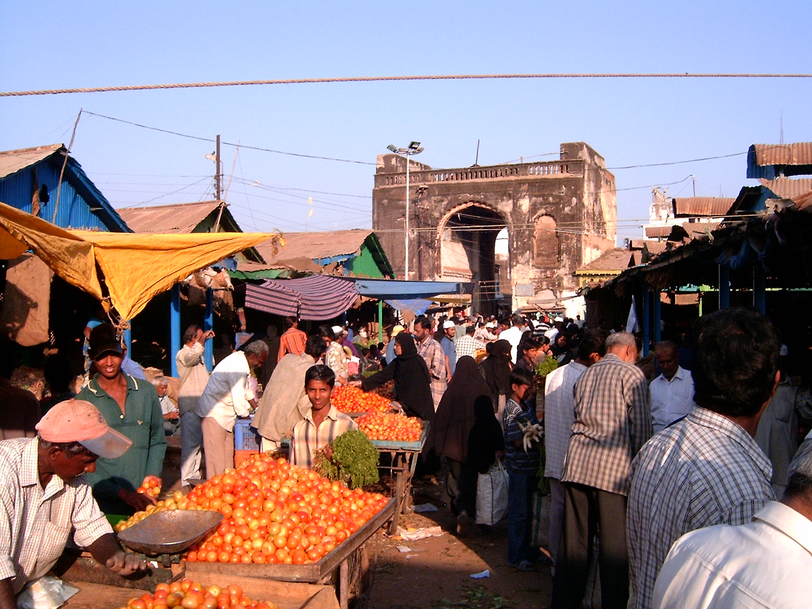 heavyrushwitnessedforbuyingessentialsinoldcity