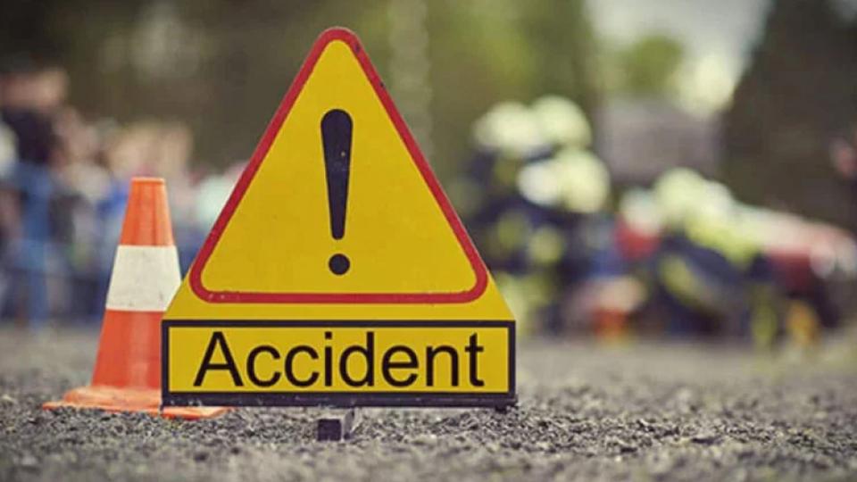 Auto-rickshaw overturns in Khammam, 10 injured