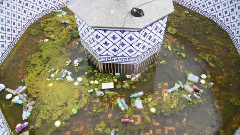 Gulzar Houz Becomes Plastic Dump in 2 Years After Rs 30 Lakh Renovation