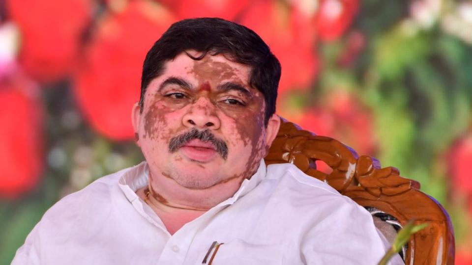 Ponnam defends Naveen selection 