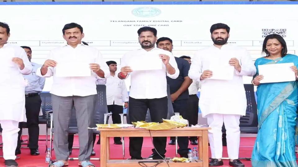cmrevanthreddylaunchesdigitalfamilyhealthcardsintelangana