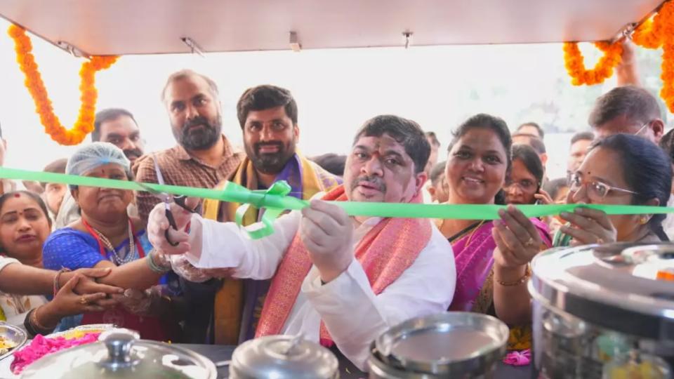 Ponnam Prabhakar Launches Indira Mahila Shakti Canteen