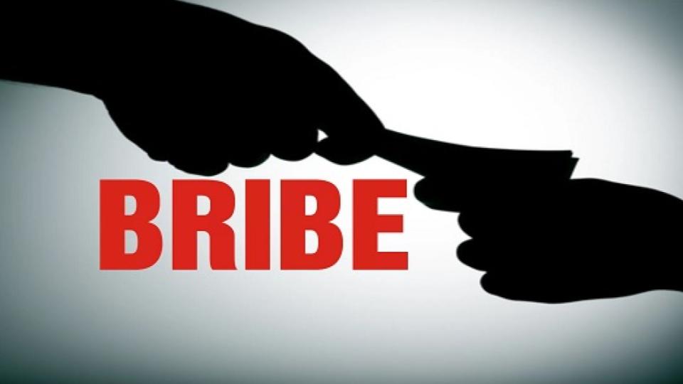 ACB catches Revenue Inspector taking Rs 14,000 bribe