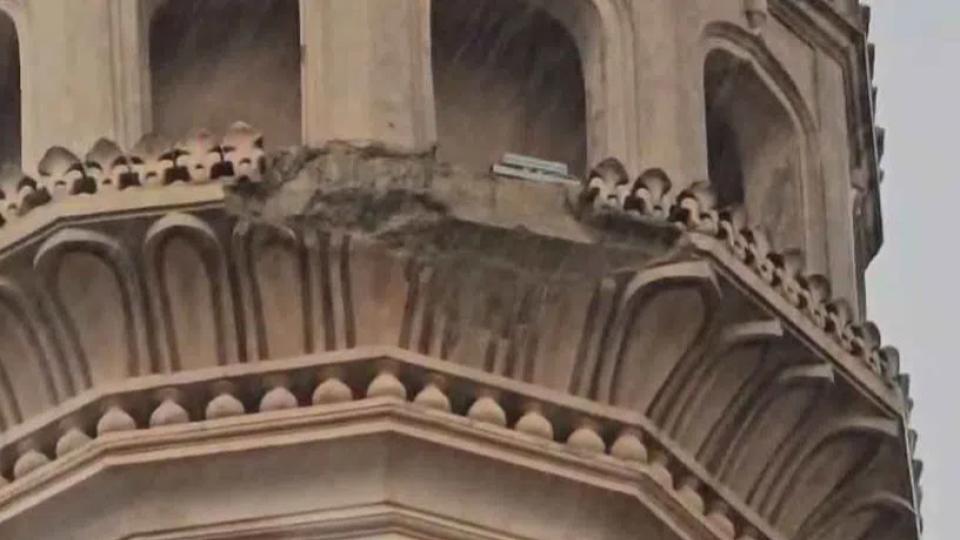 plasterfromoneofcharminar’sminaretfalls