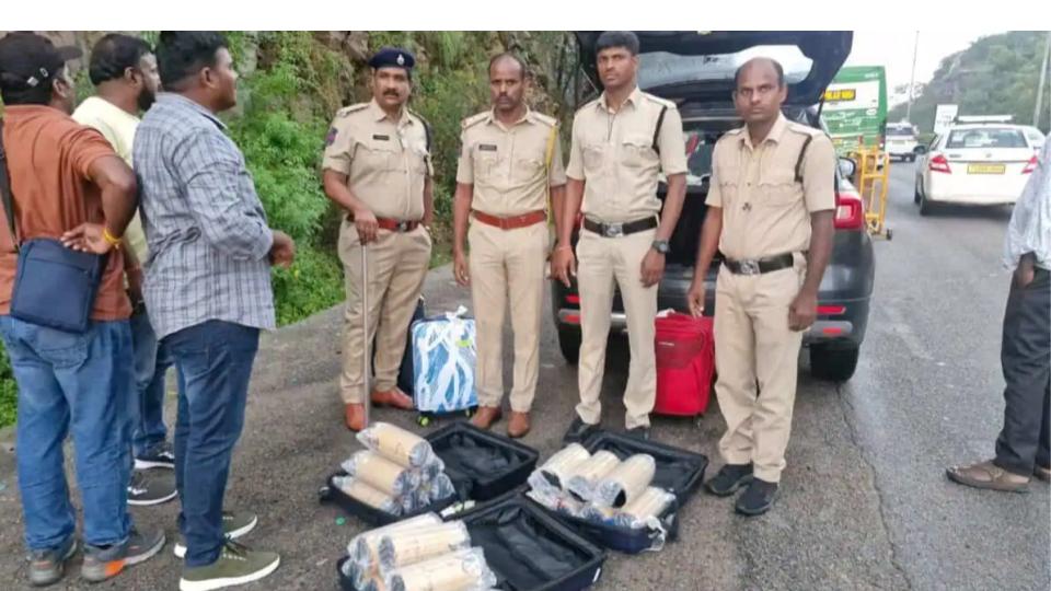 telanganaexcisedeptseize192liquorbottlesinpahadishareef