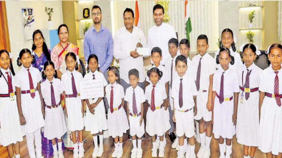 schoolkidsdonatesrs35000forfloodreliefinkhammam