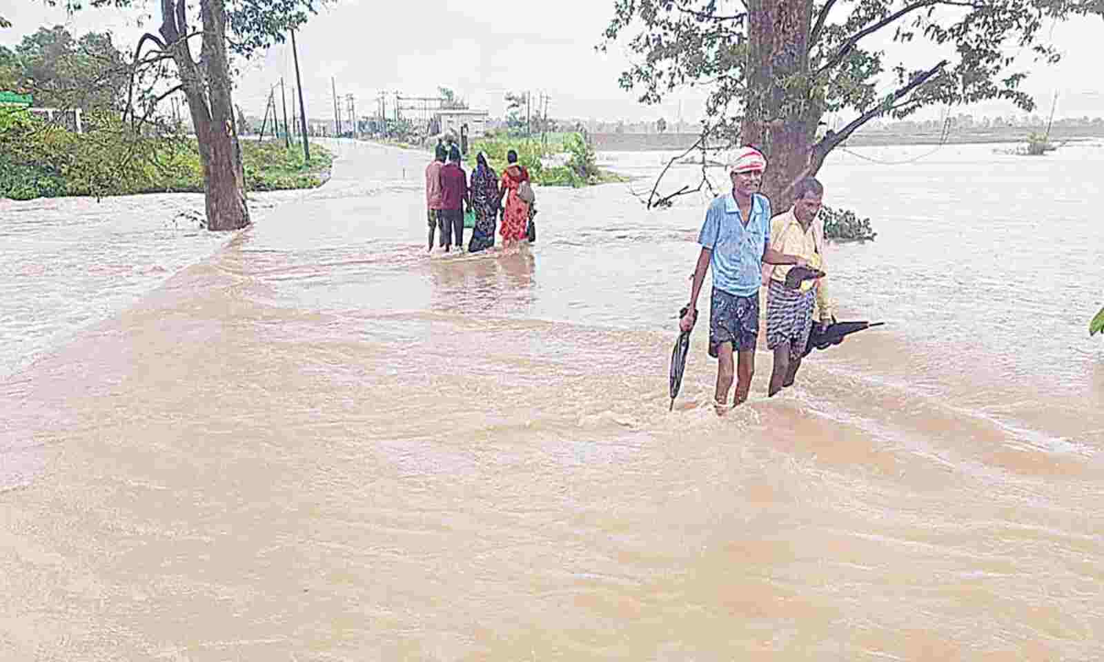 heavyfloodsmaroonmoranchapallevillageinbhupalpally