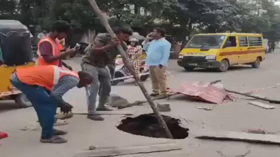 sinkholecausespanicamongcommutersinmiyapur