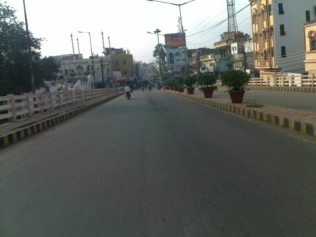 speedingcarramsintodabeerpuraflyover