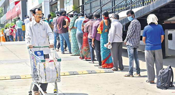 lockdowneffect:peopleinhyderabadrushedtosupermarketstobuyessentialcommodities