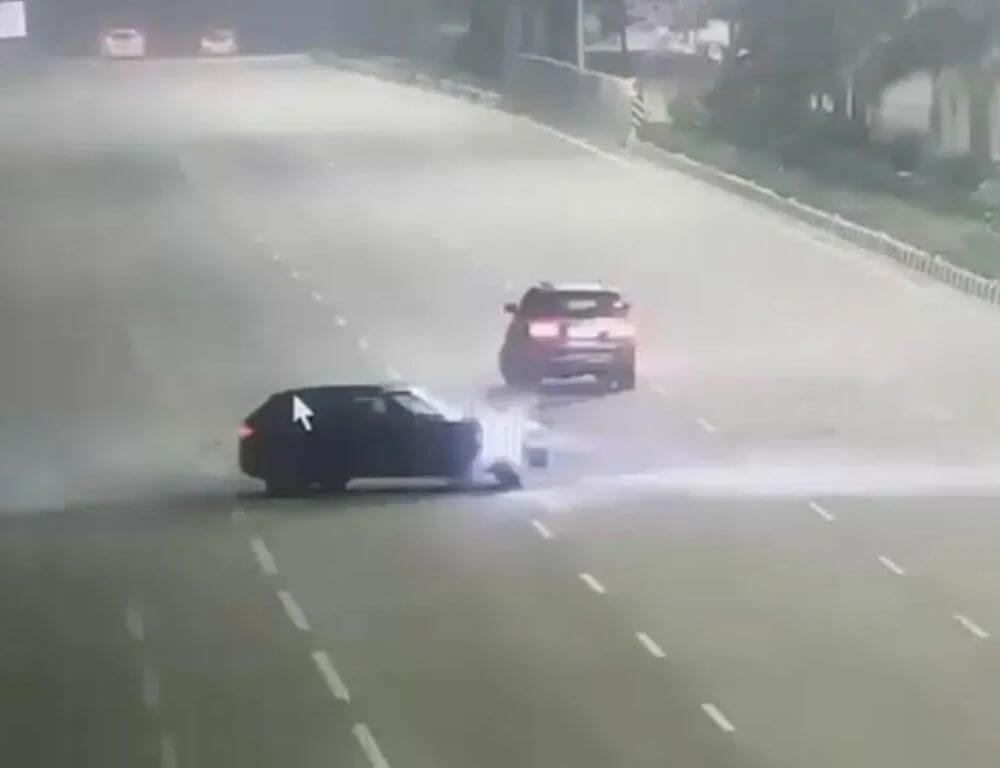 casebookedagainsttwocardriversforperformingstuntsonorrstretchnearshamshabad