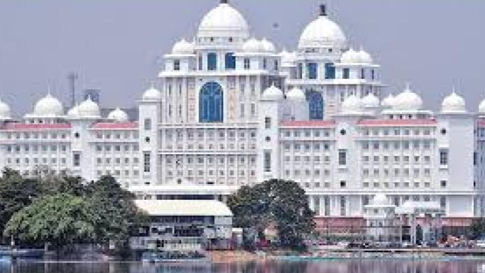 siddipetcoupleheldafterallegedsuicideattemptneartelanganasecretariat