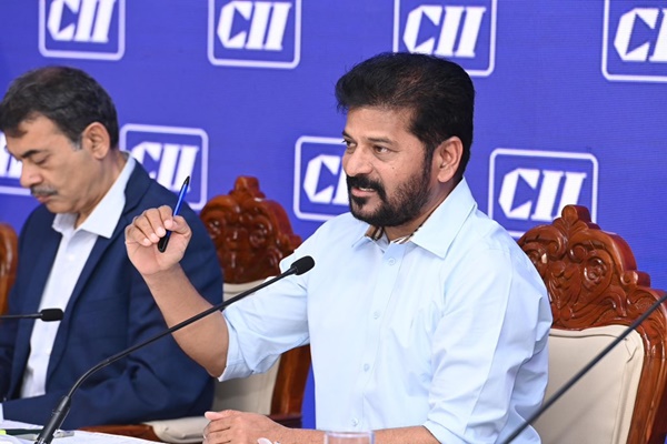 telanganacminvitesindustrialiststoinvestinhyderabad