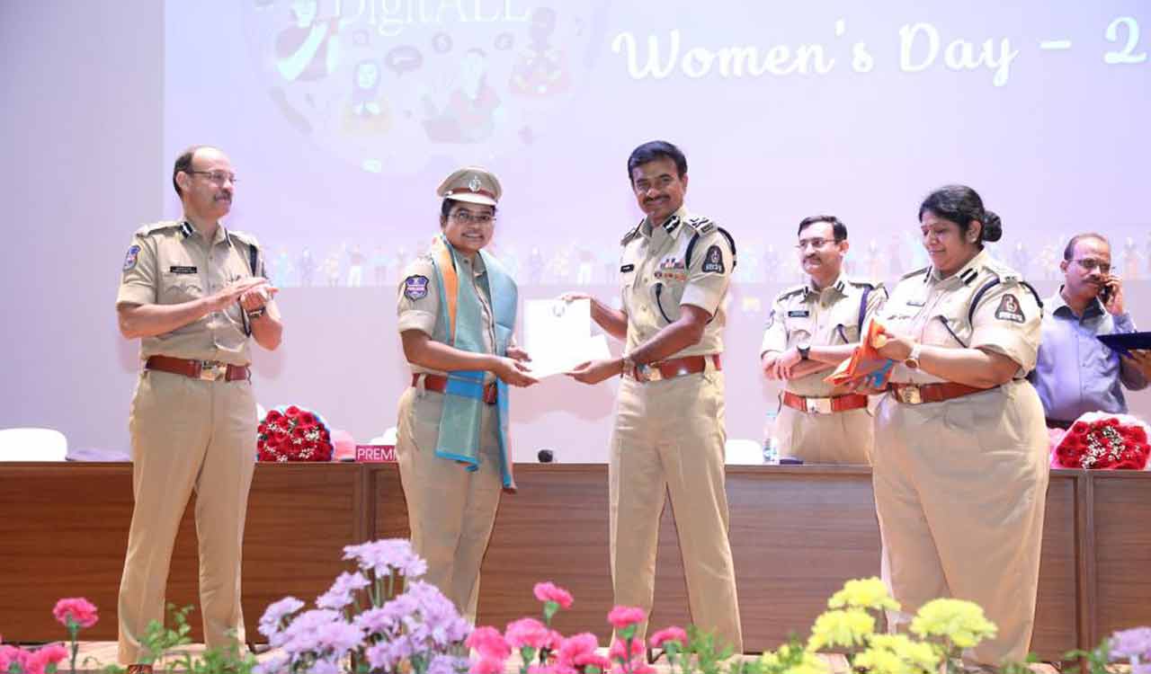 women’sday:hyderabadcpcvanandfelicitateswomencops