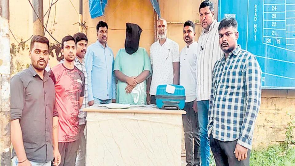 Masab Tank Police Arrested A Man for Selling Drugs