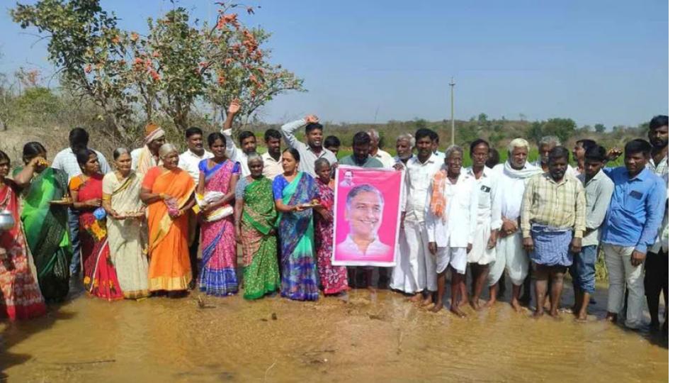 villagersoffergangaarathiasgodavariwaterflowsintolakeinsiddipet