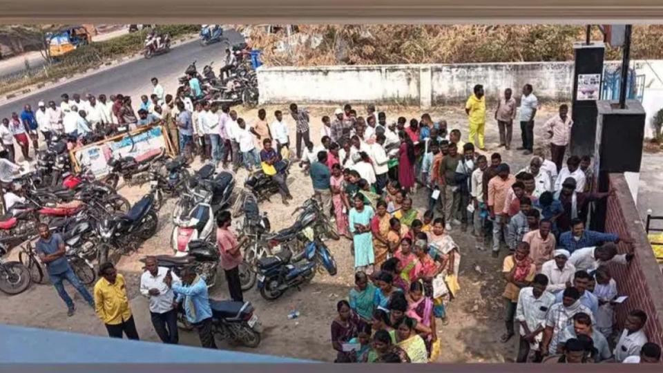 Farmers continue to wait in serpentine queues for fertilizers in Telangana