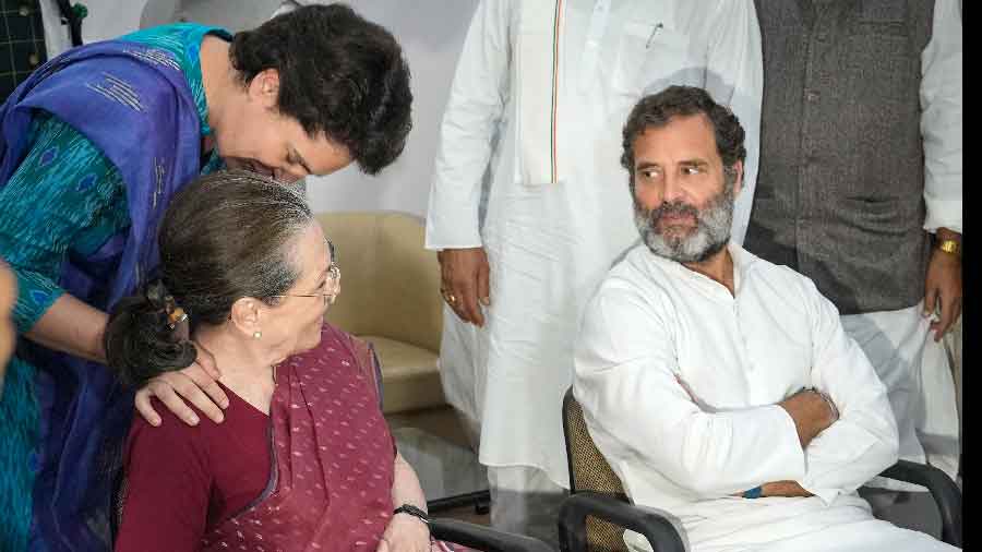 revanthreddy’sswearingin:soniarahulpriyankalandsinhyderabad