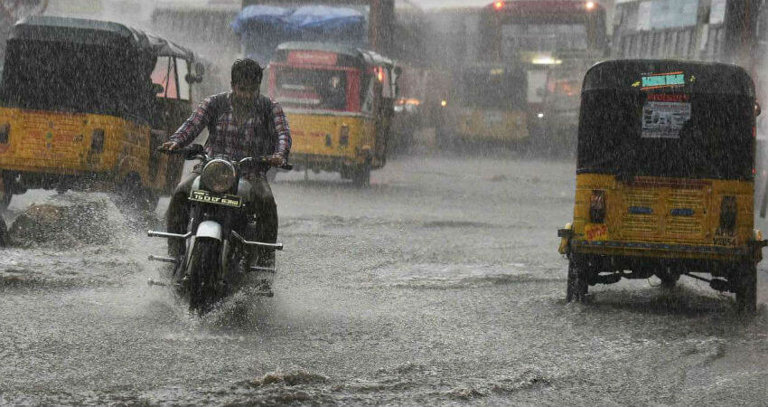 heavyrainsinhyderabadresultedinfloodedroadsandtrafficsnarls