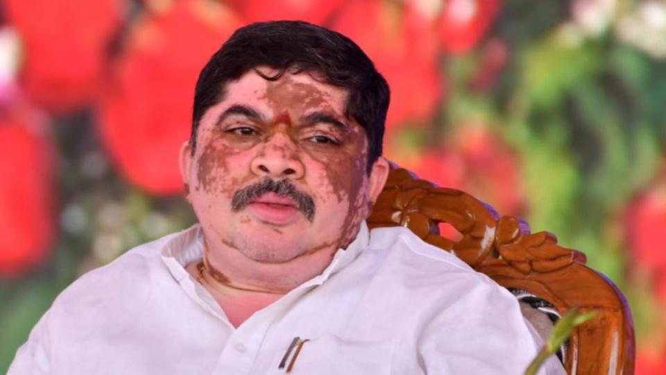 SFI activists tried to storm the house of Ponnam Prabhakar in Karimnagar