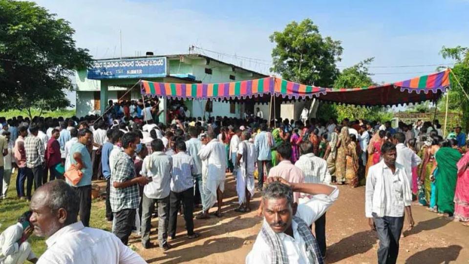 Stampede at soy procurement centre at PACS in Nirmal, 10 injured