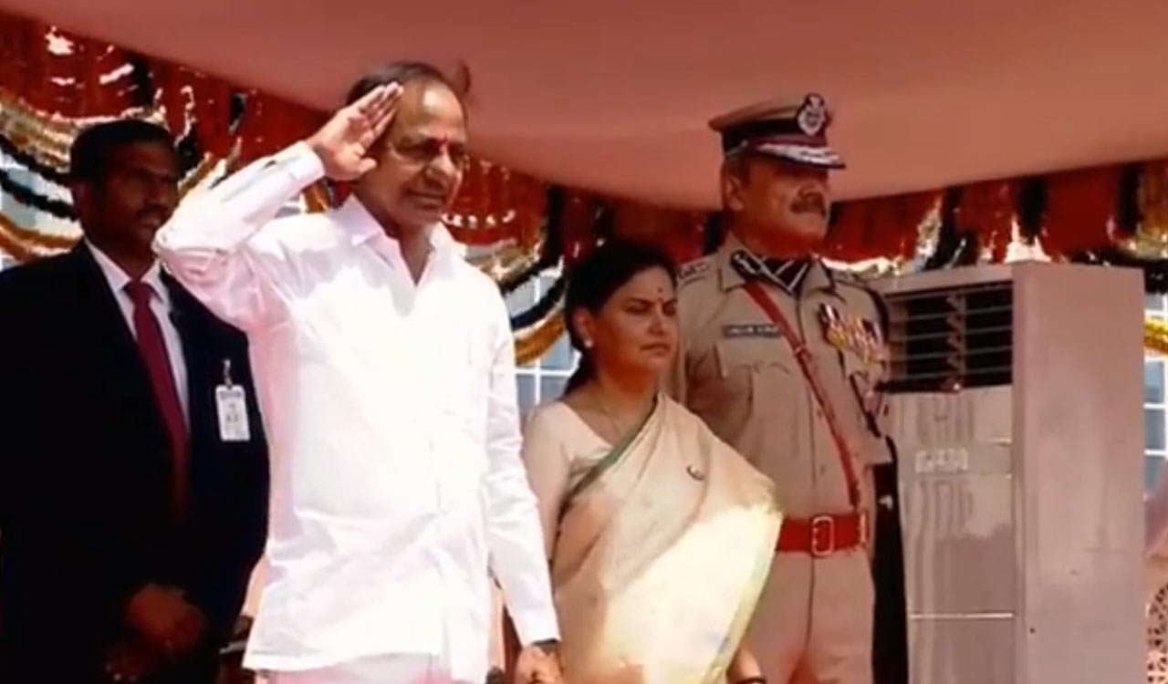 telanganaformationday2023:cmkcrhoistsflagandtributestomartyrs