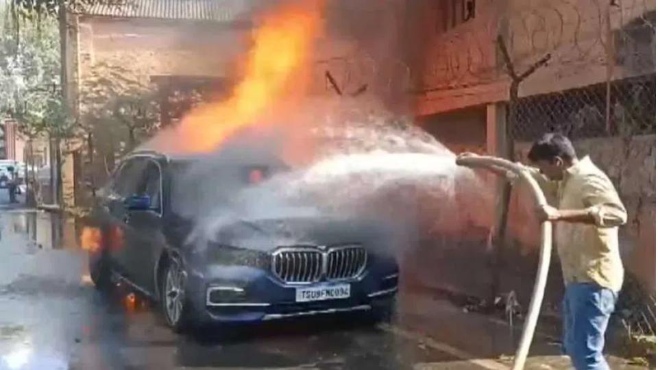 luxurycarguttedinfirebehindsecretariatinhyderabad