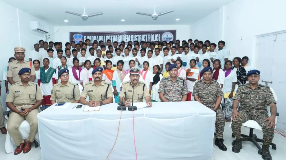 86maoistsfromchhattisgarhsurrenderbeforepoliceintelangana