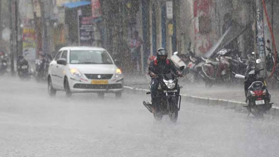 Rains lashes Hyderabad under impact of Cyclone Montha