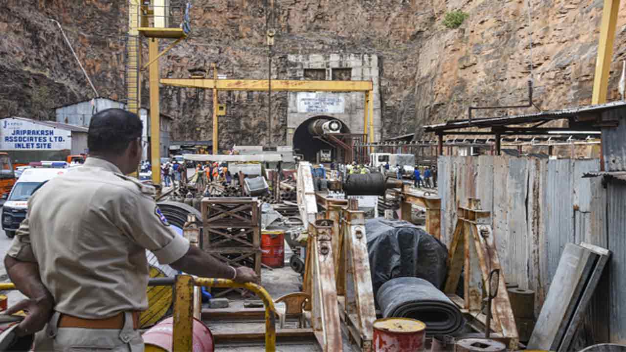 railwaydeploysmetalcuttingexpertsforrescueoperationintelanganatunnel